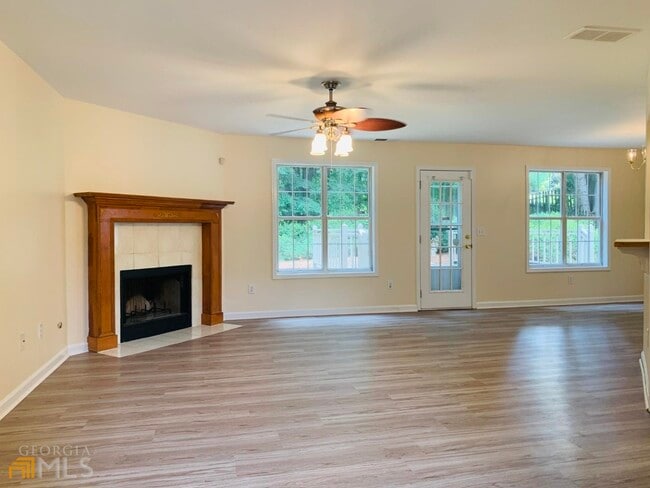 Building Photo - 751 Reeves Lake Dr SW
