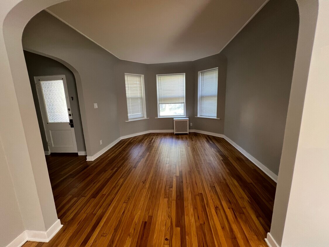 Living Room - 4718 N Laramie Ave