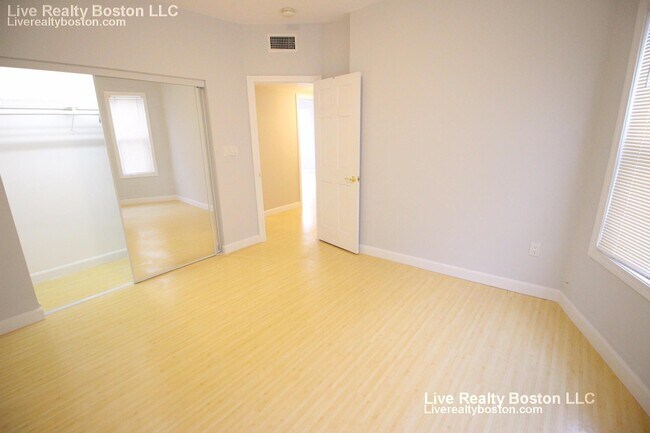 Building Photo - 33 Bromfield Rd