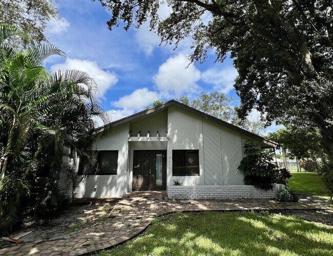 Foto del edificio - 4075 Palm Forest Dr N