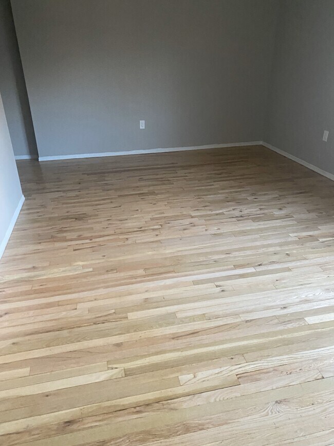 Living room - 318 W Jersey St