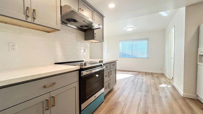 Building Photo - 558 S Park Victoria Dr