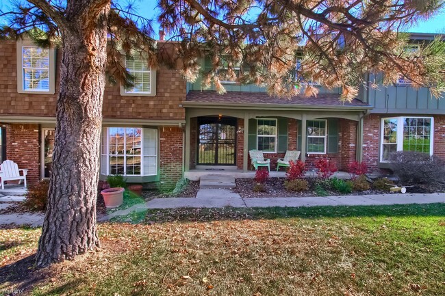 Building Photo - 3 br, 2.5 bath Townhome - 9002 East Amhers...