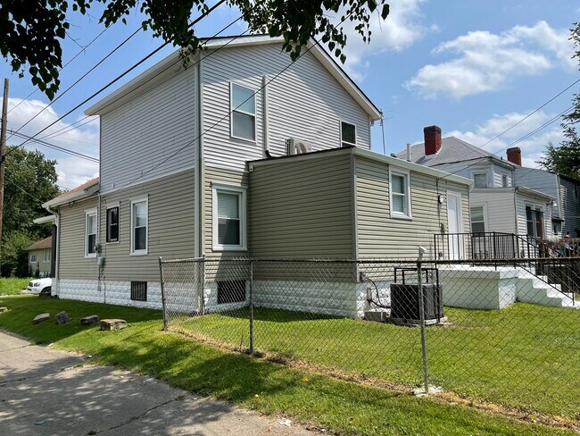 Building Photo - 608 S 39th St