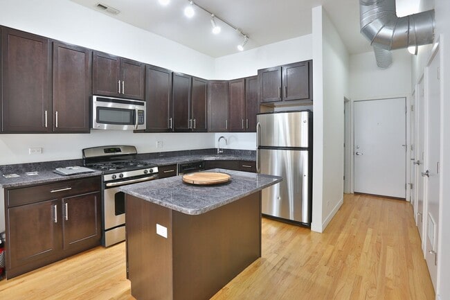 Photo - Amazing Noble Square Large (1600 s.f.) 3 Bedroom 2 Bath Duplex Apartment