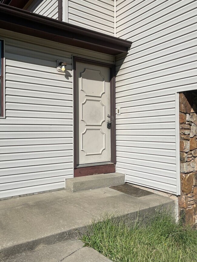 Building Photo - Promotion! Cute and Clean 2 bedroom duplex...