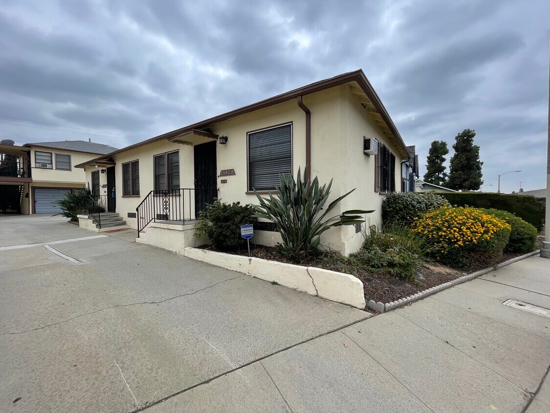 Front unit - 2540 W Ramona Rd