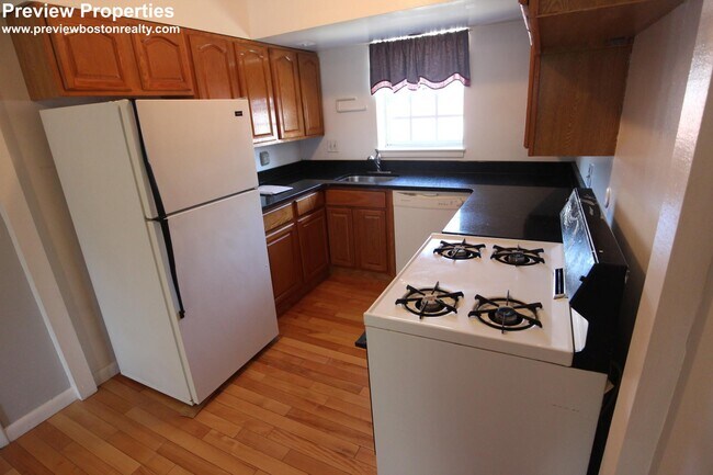 Building Photo - 170 Lake Shore Rd