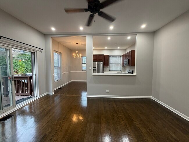 Building Photo - 1555 W Rosemont Ave