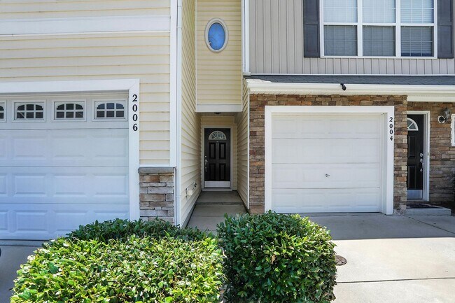 Foto del edificio - Charming 3-Bedroom Townhome with Fenced Backyard in Raleigh