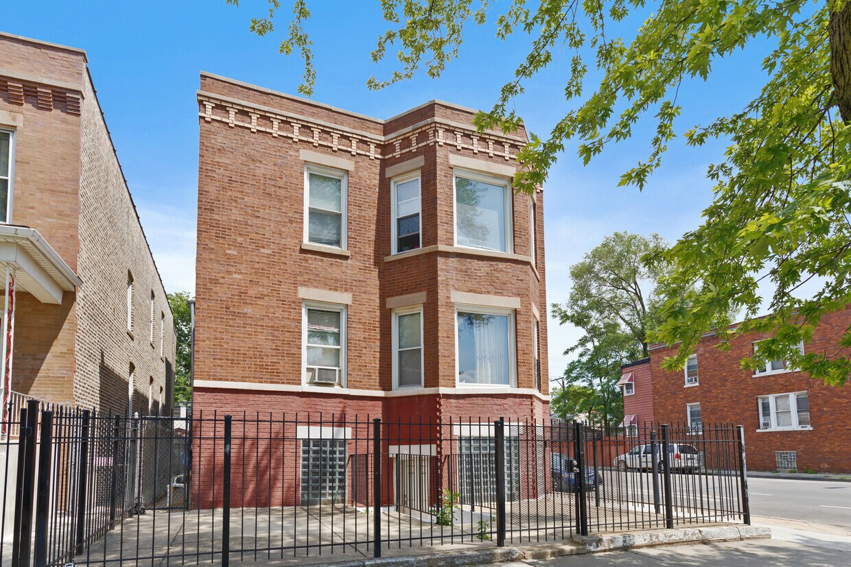 Foto principal - 3456 W Augusta Blvd