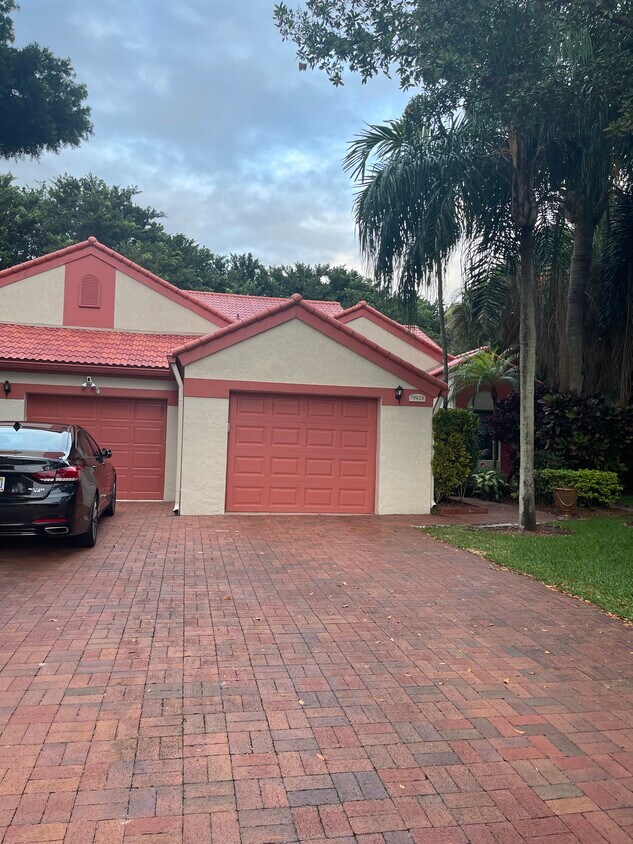 Foto principal - 7942 Lexington Club Blvd