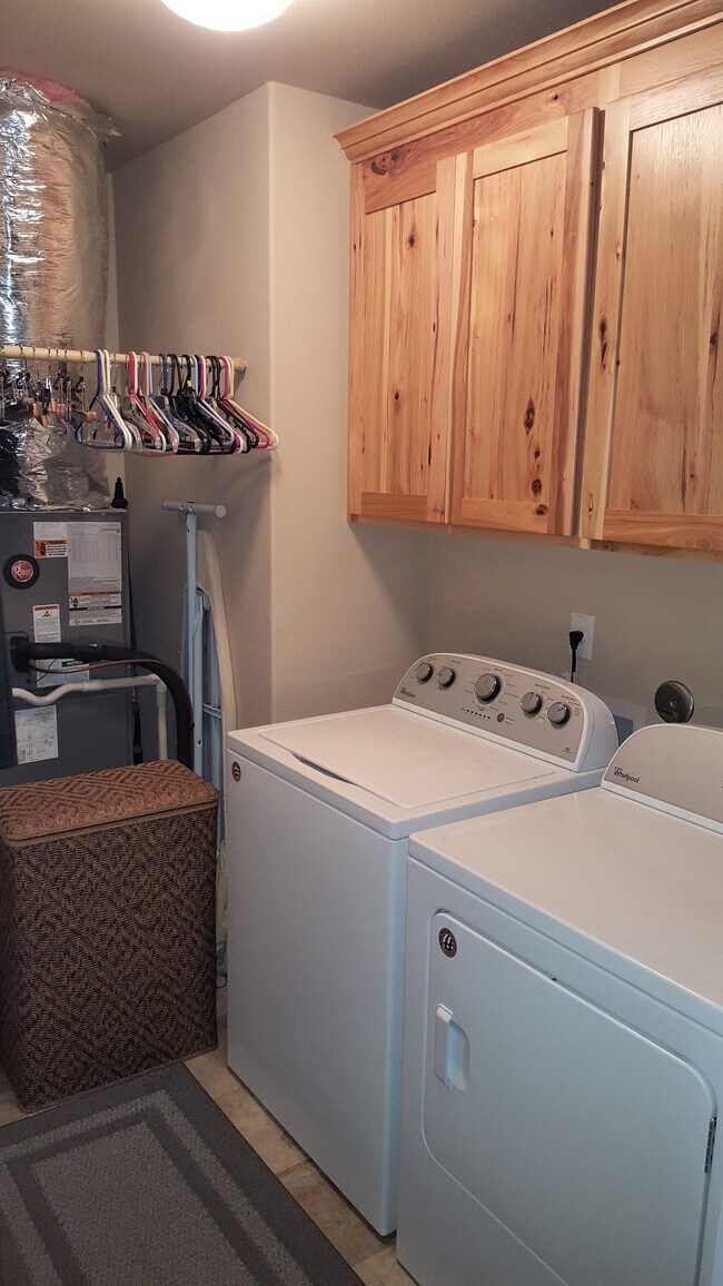 Lavadora/secadora no incluida - 885 NW 2nd St.