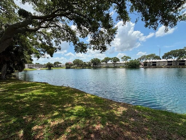 Building Photo - Armature Lake Apartments