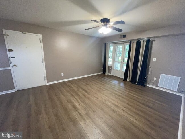 Foto del edificio - 5904 Bayshire Rd