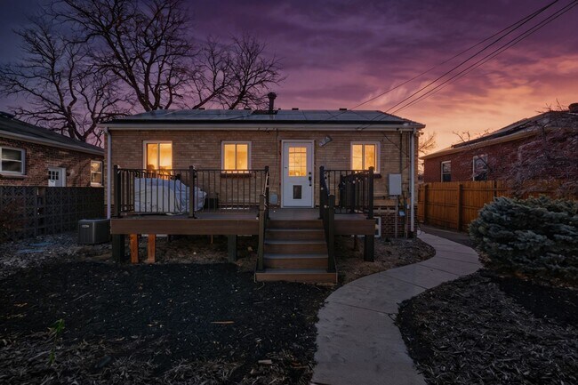 Foto del edificio - Available NOW! 3 Bedroom 2 Bath Beautiful Home in Sunny Side!