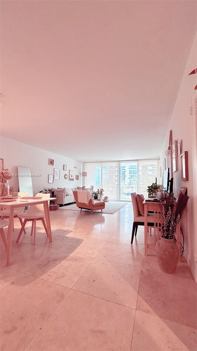 Foto del edificio - 5700 Collins Ave