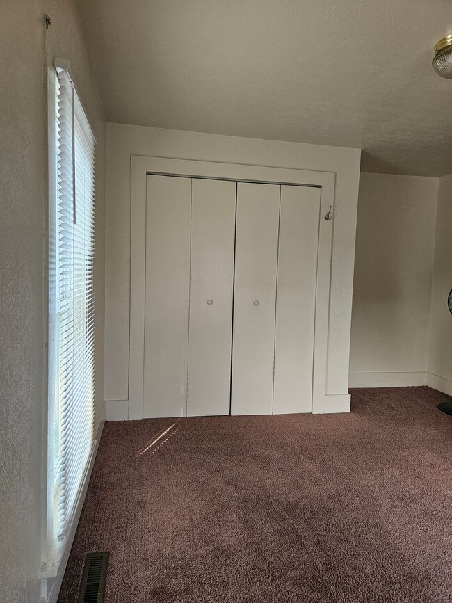 Building Photo - Large Home in Heart of BG