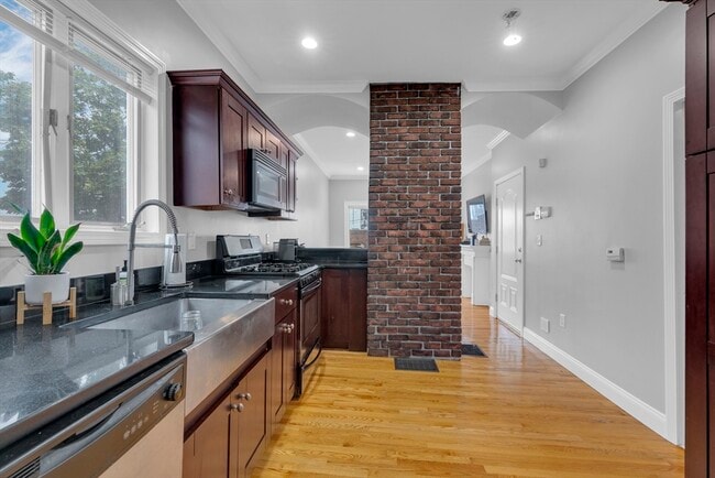 Building Photo - 681 E 8th St
