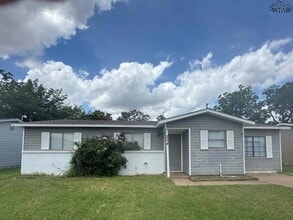 Building Photo - 204 W Garden Dr