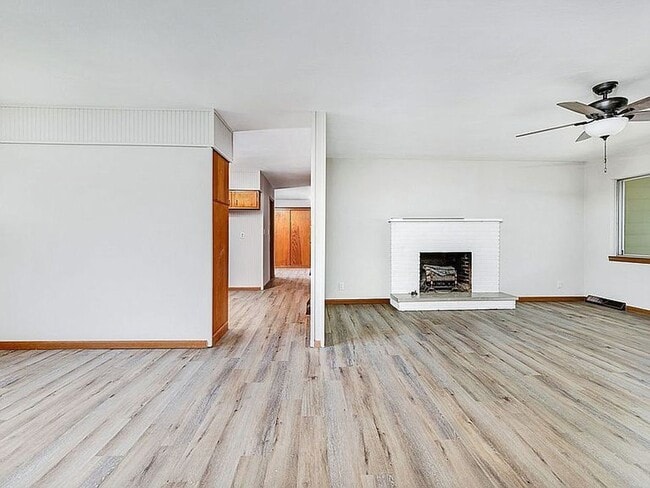 Building Photo - Beautiful 3 bedroom 2 bath charmer… Waitin...