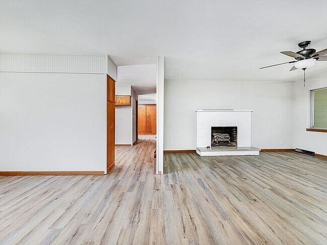 Foto del edificio - Beautiful 3 bedroom 2 bath charmer… Waitin...