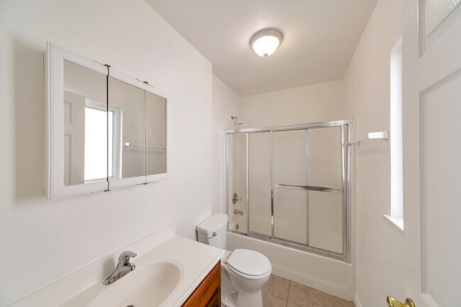 Master Bath w/ Tub - 1322 N Orange Dr