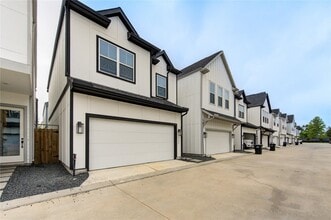 Building Photo - 6726 Parker Oaks Ln