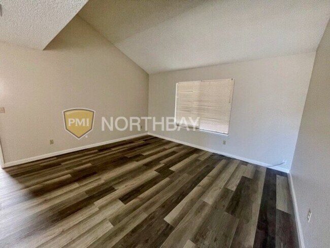 Building Photo - 590 Chaucer Ln
