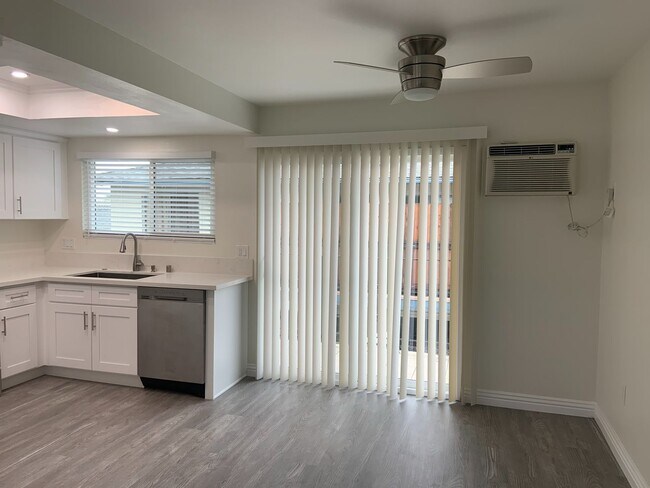 Foto del edificio - 2327 E Omega Ave