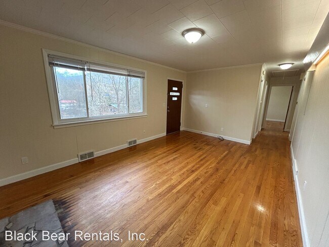 Foto del edificio - 3 br, 2 bath House - 11 Edgewood Rd. S