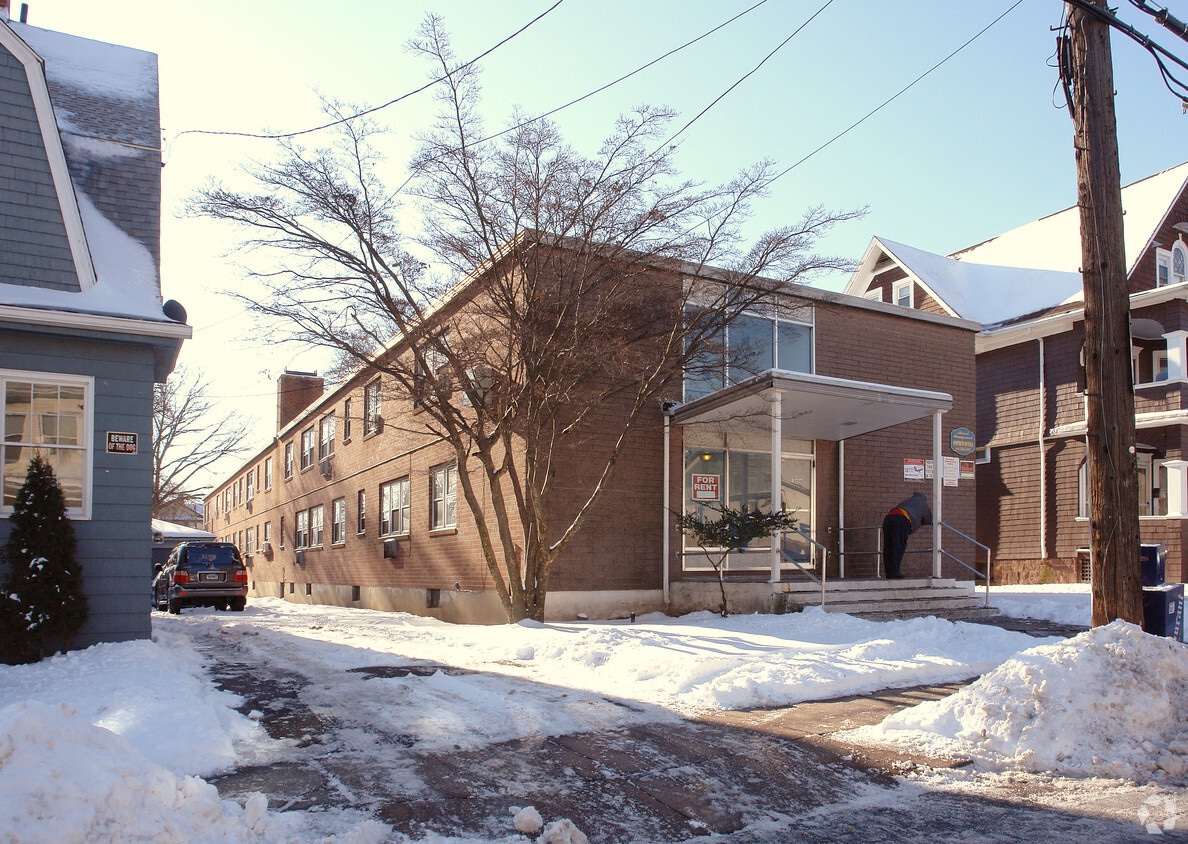 183185 Barker St, Hartford, CT 06114 Apartments in Hartford, CT