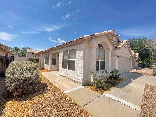 Photo - 1113 W SPARROW DR House