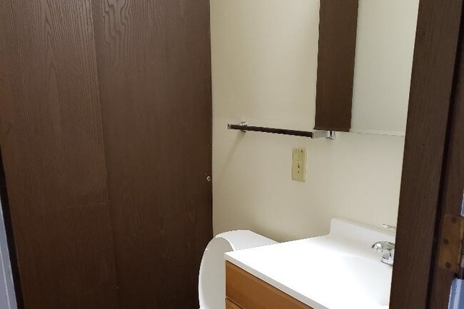 Building Photo - 117 N W St