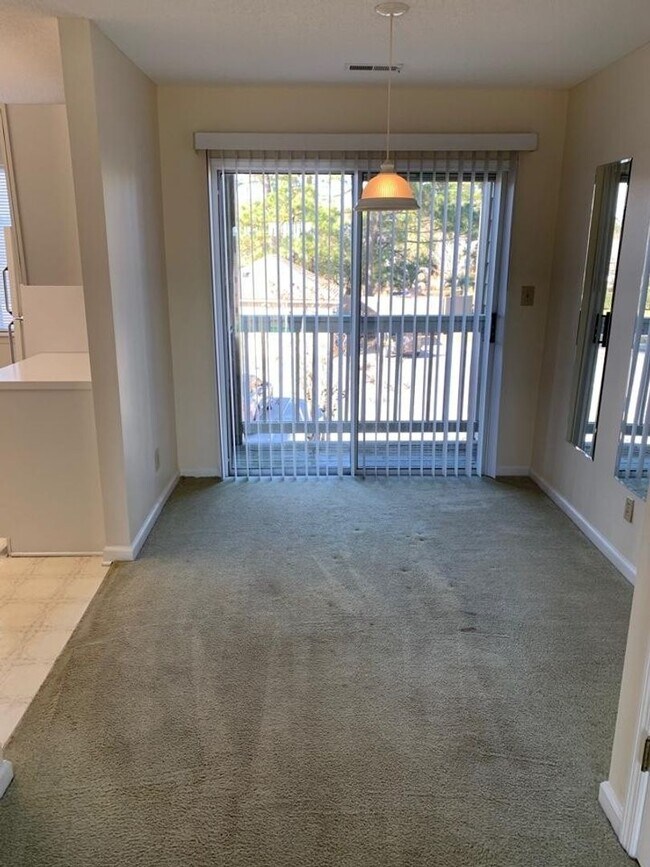 Foto del edificio - 2 bedroom 2 bath condo. Second Floor $1350/month