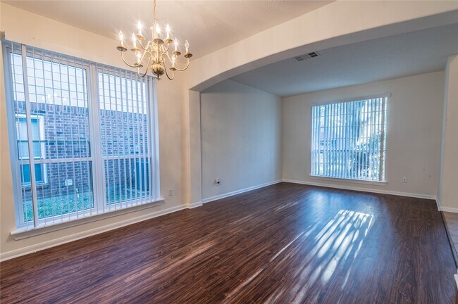 Foto del edificio - 6303 Faulkner Ridge Dr