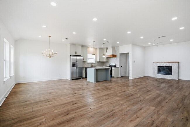 Building Photo - 532 N Super St