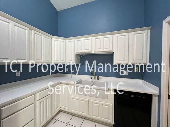 Building Photo - Beautiful Townhome with Fireplace