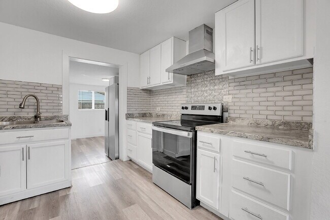 Building Photo - $2,450 - 3 Bed, 2 Bath Updated Home in Den...