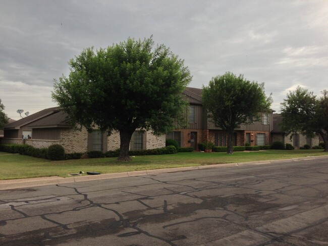 Building Photo - Townhome *LEASING SPECIAL AVAILABLE*