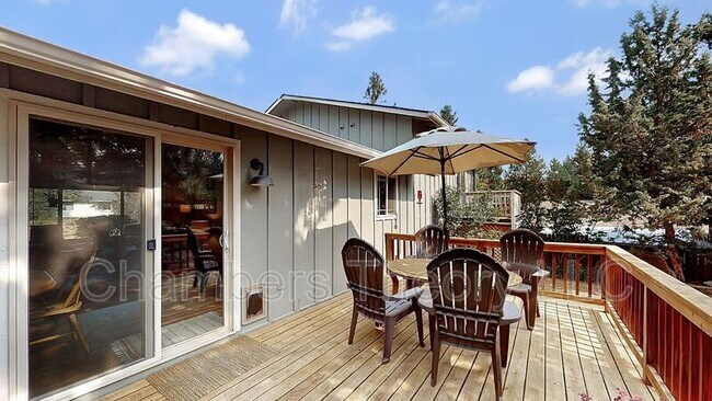 Building Photo - 2890 NE Lotno Dr