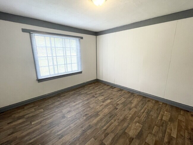 Foto del edificio - 4 Bedroom Home with garage/workshop combo ...