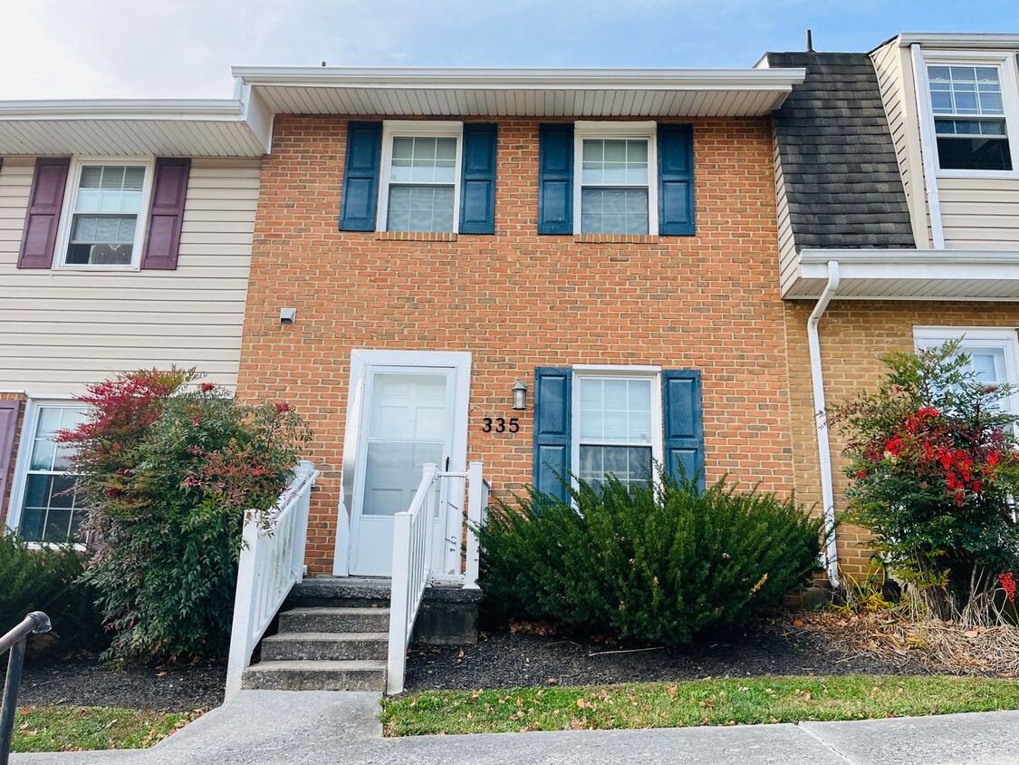 Foto principal - 2 Bedroom, 1.5 Bath Townhouse