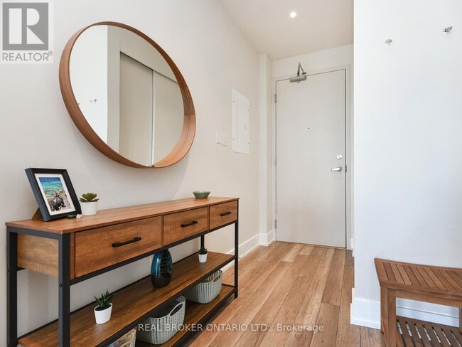 Photo du bâtiment - 100 Champagne Ave S