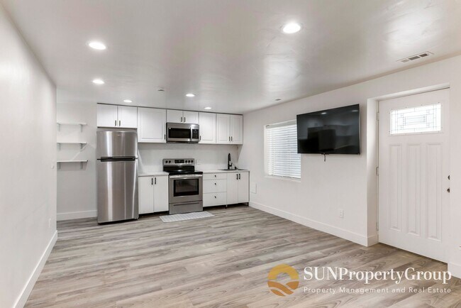 Foto del edificio - Beautiful Basement  Apartment In Riverton!