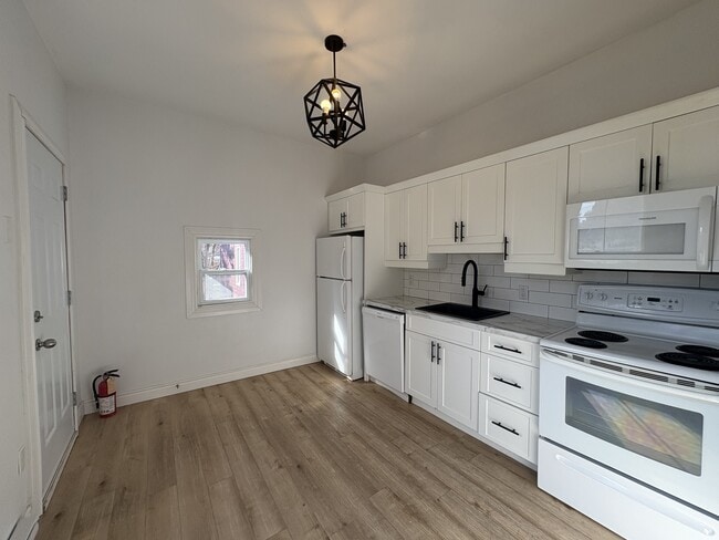 Building Photo - 55 Carmarthen St