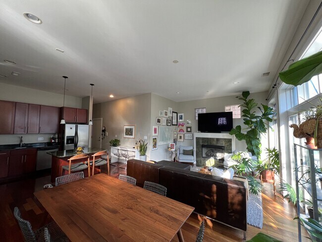 Foto del edificio - 2706 W Armitage Ave