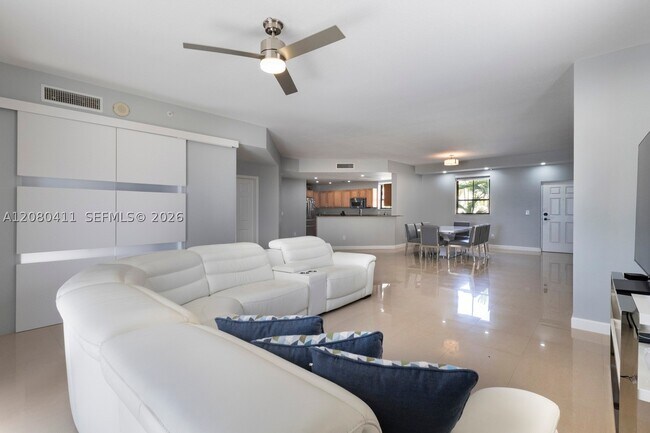Foto del edificio - 8390 SW 72nd Ct