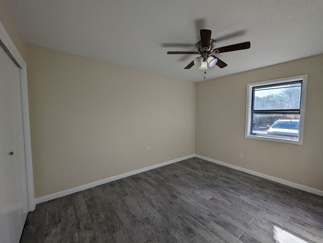 Building Photo - 2/1 Remodeled Condo style Apartment Close ...
