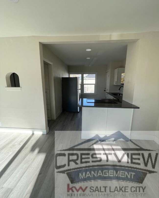 Building Photo - Theall Triplex